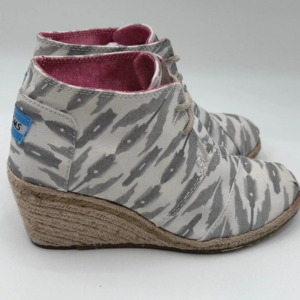 TOMS Desert Wedge Grey White Ikat Canvas Espadrille Lace Up Booties Womens 6